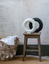 Carregar imagem no visualizador da galeria, Jarra Redonda com flores (preta)