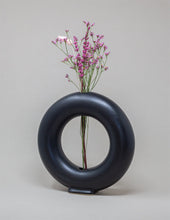 Carregar imagem no visualizador da galeria, Jarra Redonda com flores (preta)