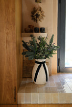 Carregar imagem no visualizador da galeria, Jarra branca
