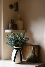 Carregar imagem no visualizador da galeria, Jarra branca
