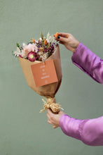 Carregar imagem no visualizador da galeria, Box 4: ramo de flores secas + postal
