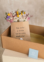 Carregar imagem no visualizador da galeria, Box 1 - Saco com frase, pompom e ramo de flores secas
