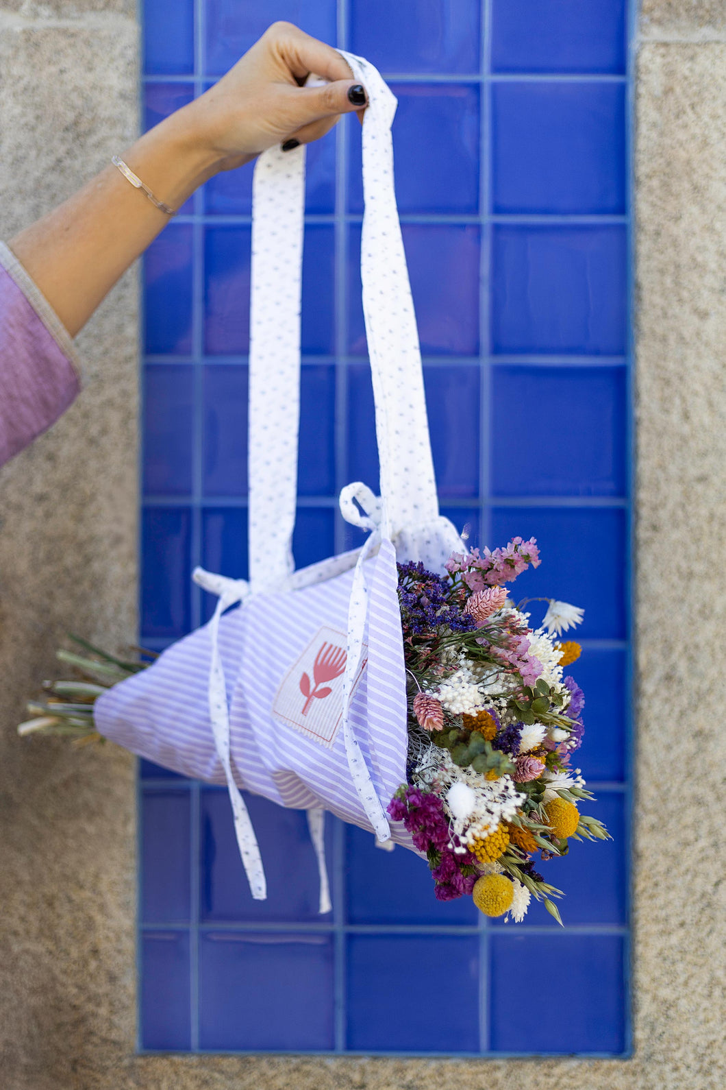 Saco de pano com flores secas