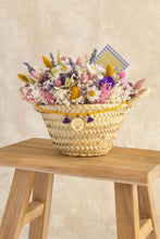 Carregar imagem no visualizador da galeria, Cesto floral com medalha Madrinha
