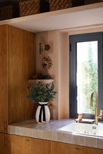 Carregar imagem no visualizador da galeria, Jarra branca
