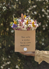 Carregar imagem no visualizador da galeria, Box 1 - Saco com frase, pompom e ramo de flores secas
