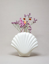 Carregar imagem no visualizador da galeria, Jarra Concha com flores incluídas (branca)

