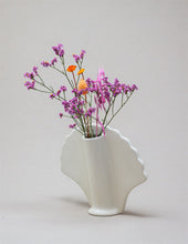 Carregar imagem no visualizador da galeria, Jarra Concha com flores incluídas (branca)

