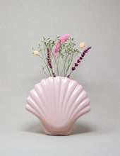 Carregar imagem no visualizador da galeria, Jarra Concha com flores incluídas (rosa pastel)
