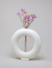 Carregar imagem no visualizador da galeria, Jarra Redonda com flores (branca)
