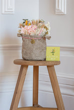 Carregar imagem no visualizador da galeria, Box cesto com medalha e flores secas
