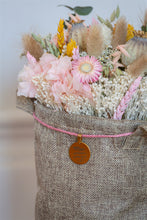 Carregar imagem no visualizador da galeria, Box cesto com medalha e flores secas
